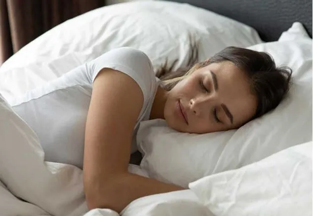 Sau khi ngủ dậy thấy đầu óc tỉnh táo, phấn chấn là đã có giấc ngủ chất lượng. (Ảnh minh họa) ngủ bao lâu thì đủ