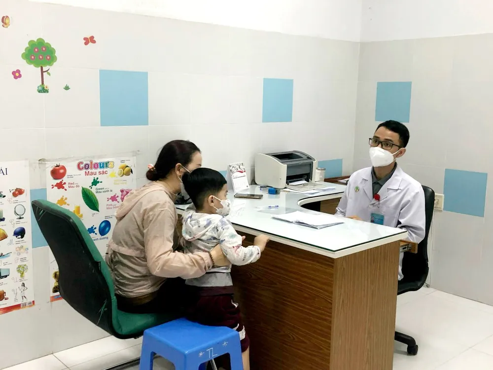 Ths-BS Nguyễn Quốc Cường, khoa Tâm lý (Bệnh viện Nhi đồng 2, TP.HCM) đang tư vấn tâm lý cho một trẻ tại bệnh viện. Ảnh: BVCC tư vấn tâm lý cho học sinh trong nhà trường