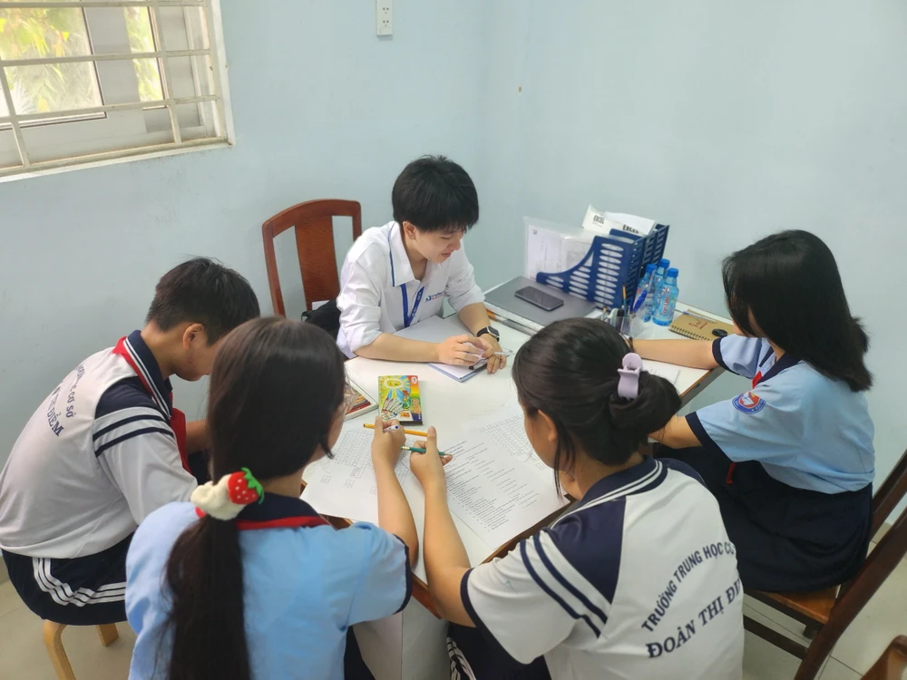 Chuyên viên tư vấn tâm lý Trường THCS Đoàn Thị Điểm (quận 3) đang tư vấn theo nhóm cho các học sinh. Ảnh: NGUYỄN QUYÊN tư vấn tâm lý cho học sinh trong trường học