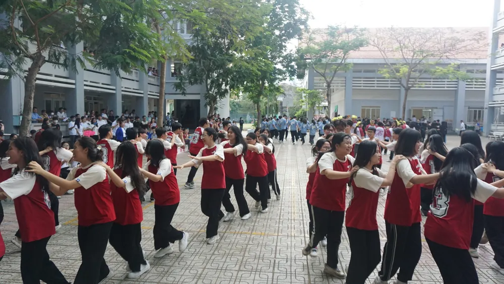 Học sinh Trường THPT Võ Văn Kiệt (quận 8, TP.HCM) trong ngày thứ năm hạnh phúc. Ảnh: NGUYỄN QUYÊN tư vấn tâm lý học đường