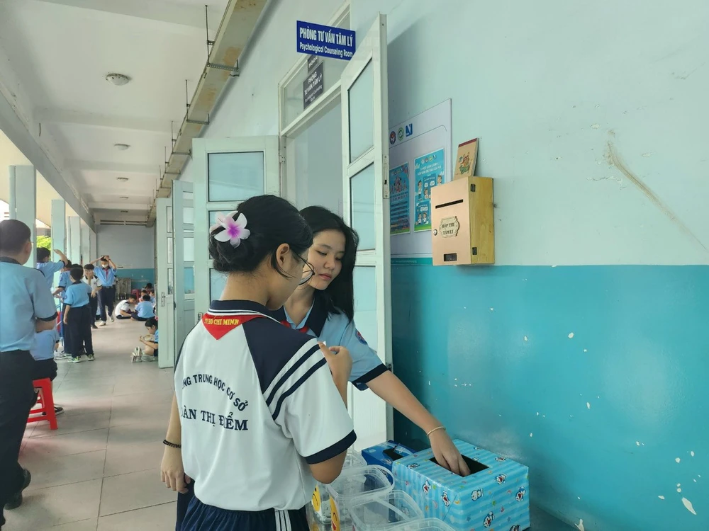 Học sinh Trường THCS Đoàn Thị Điểm, quận 3, TP.HCM tham gia một hoạt động tại phòng tư vấn tâm lý của trường. Ảnh: NGUYỄN QUYÊN tu van tam ly hoc duong tai truong doan thi diem tphcm.jpg