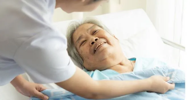 Người bệnh đột quỵ được chăm sóc đúng cách sẽ sớm hồi phục, giảm thiểu nguy cơ tái phát. (Ảnh minh họa) Người bệnh đột quỵ được chăm sóc đúng cách sẽ sớm hồi phục