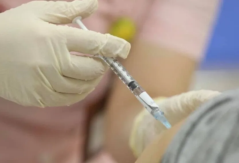Vaccine phòng bệnh bạch hầu nên được tiêm nhắc lại sau 10 năm để tăng hiệu quả bảo vệ. (Ảnh minh họa) vaccine phòng bệnh bạch hầu
