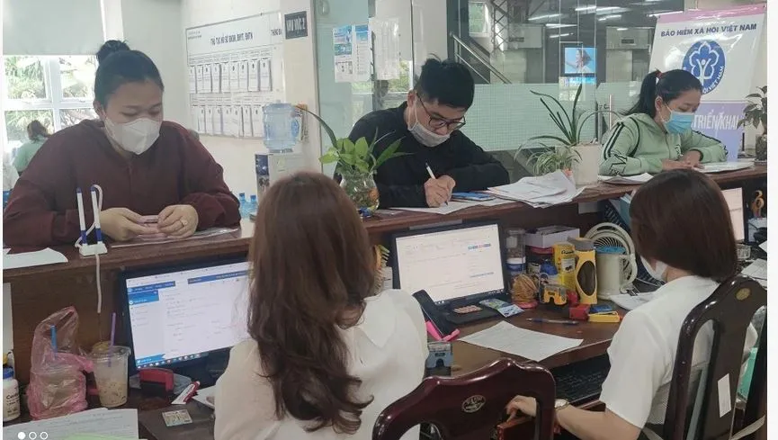 Người dân đang làm thủ tục tại BHXH TP.HCM (Ảnh minh họa: NGUYỄN HIỀN) rút BHXH 1 lần
