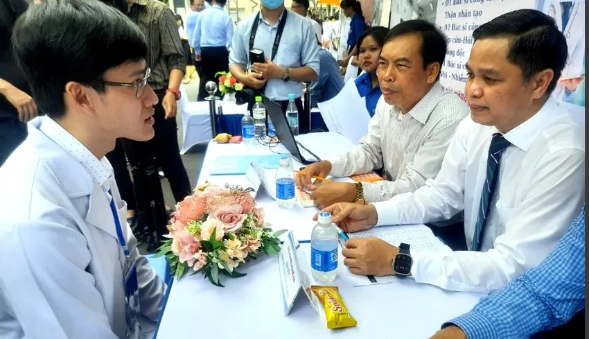Đại diện các bệnh viện tại TP.HCM tuyển dụng bác sĩ tại ngày hội việc làm cho các bác sĩ trẻ. Ảnh: TRẦN NGỌC tuyển dụng bác sĩ
