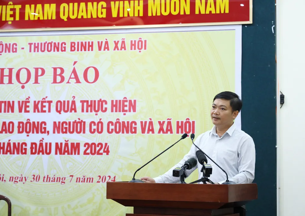 Ông Nguyễn Duy Cường, Phó Vụ trưởng Vụ Bảo hiểm xã hội (Bộ LĐ-TB&XH) trả lời các câu hỏi của phóng viên. Ảnh: V.LONG Bộ LĐ-TB&XH lý giải về chênh lệch lương hưu nam và nữ trong Luật BHXH 2024