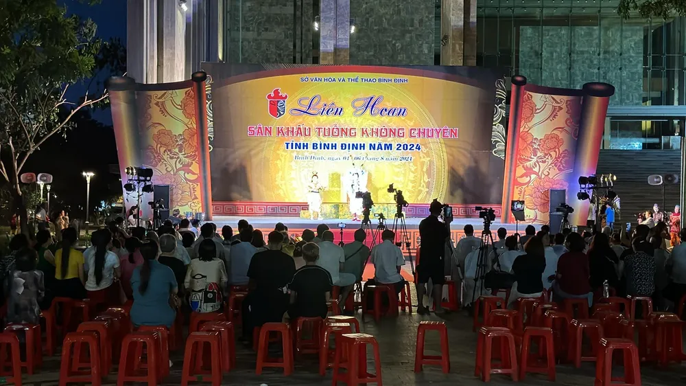Quang cảnh Liên hoan sân khấu tuồng không chuyên tỉnh Bình Định, nơi nam nghệ nhân đang biểu diễn bất ngờ ngã gục trên sân khấu. Ảnh: TT nghệ nhân tuồng đang biểu diễn thì ngã gục trên sân khấu