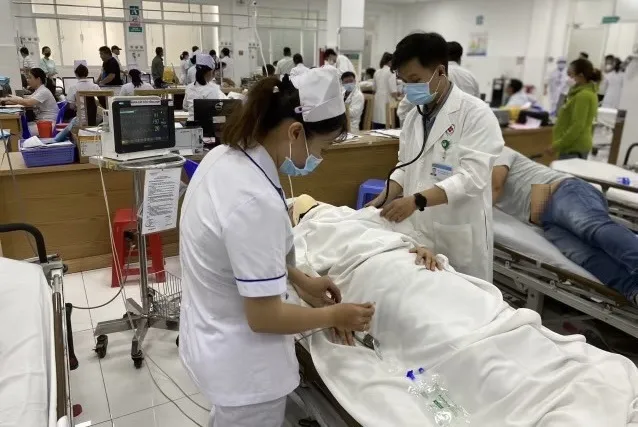 Hai bệnh nhân trong vụ ngã cây ở Công viên Tao Đàn đang điều trị tại Bệnh viện Nhân dân 115. Ảnh: BVCC nga cay o cong vien tao dan TpHCM.jpg