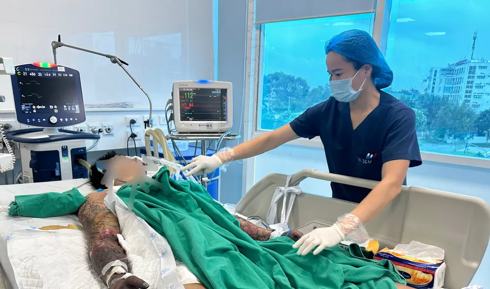 Thanh niên 27 tuổi nhiễm khuẩn huyết, suy đa tạng sau khi ‘ăn tiết canh đầu tháng để lấy may’. Ảnh: BVCC ăn tiết canh