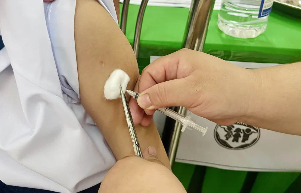 Người dân tiêm ngừa bệnh tại một cơ sở y tế. Ảnh: THẢO PHƯƠNG tiem vaccine ngua benh do nao mo cau.jpg