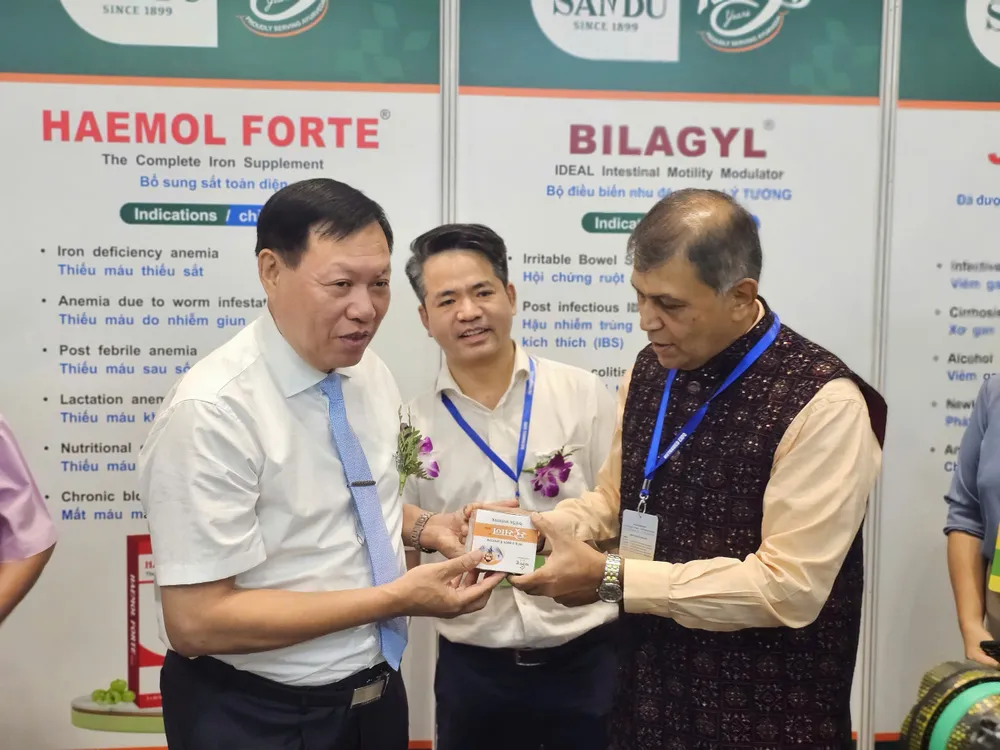 Thứ trưởng Bộ Y tế Đỗ Xuân Tuyên (bìa trái) tham quan Hội chợ Dược liệu, y dược cổ truyền lần 2 tại TP.HCM. Ảnh: T.C hội chợ dược liệu, y dược cổ truyền lần 2