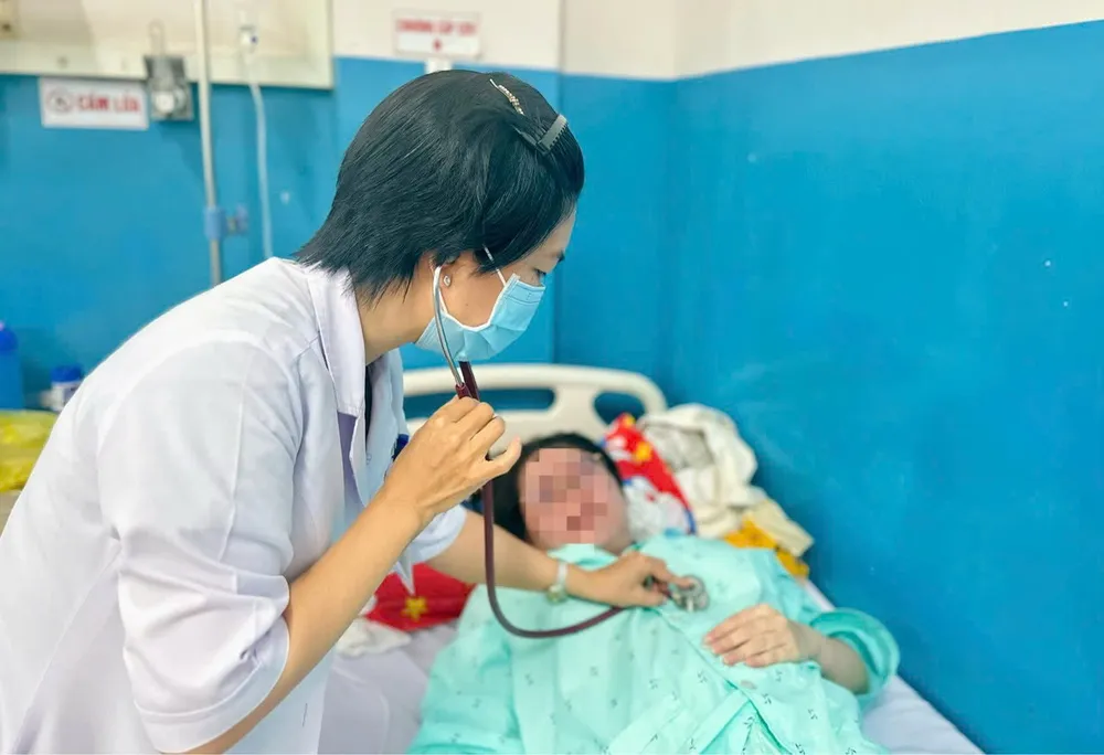 người lớn mắc bệnh sởi có nhiều biến chứng nguy hiểm