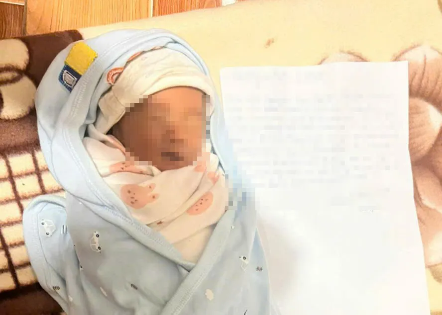 bé sơ sinh bị bỏ rơi ở cổng chùa Long hòa