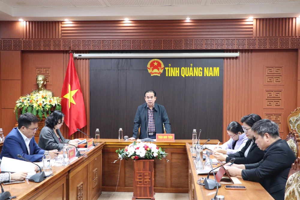 ngPhó Chủ tịch UBND tỉnh Quảng Nam Trần Anh Tuấn chủ trì họp giải quyết vụ người mắc bệnh phải đi xin xác nhận cho đúng với nghị quyết. Ảnh: TN