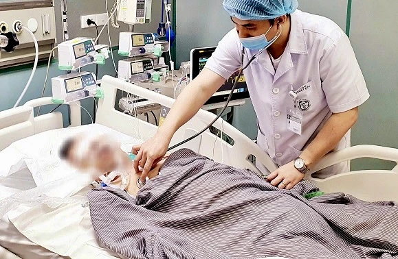 1 bệnh nhân mắc bệnh sởi biến chứng nặng, phải thở máy, lọc máu. Ảnh: BVCC Người lớn mắc bệnh sởi phải lọc máu thở máy