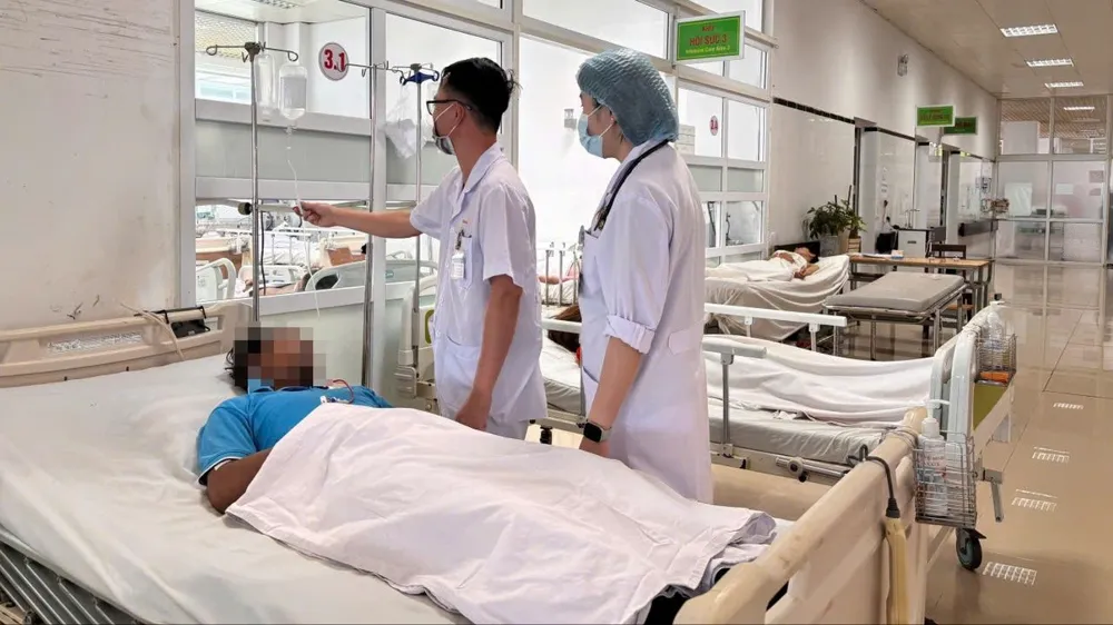 Bệnh nhân đang được cấp cứu tại bệnh viện sau khi bị ngộ độc nấm. Ảnh: TT Bệnh nhân đang được cấp cứu tại bệnh viện sau khi bị ngộ độc nấm
