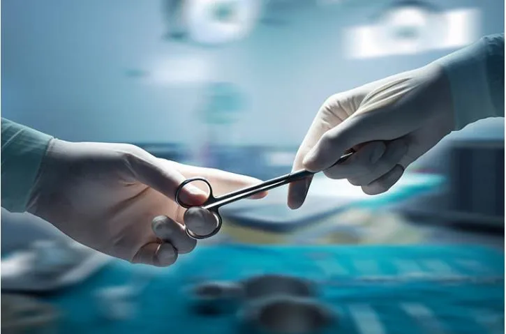 Phẫu thuật được coi là phương pháp điều trị trĩ tối ưu nhất hiện nay. Ảnh minh họa. phẫu thuật cắt trĩ