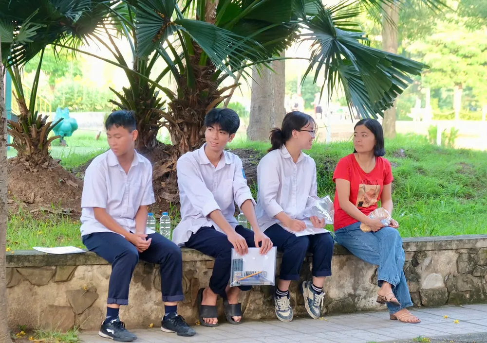 THI TOT NGHIEP THPT 2025 HA PHUONG.jpg