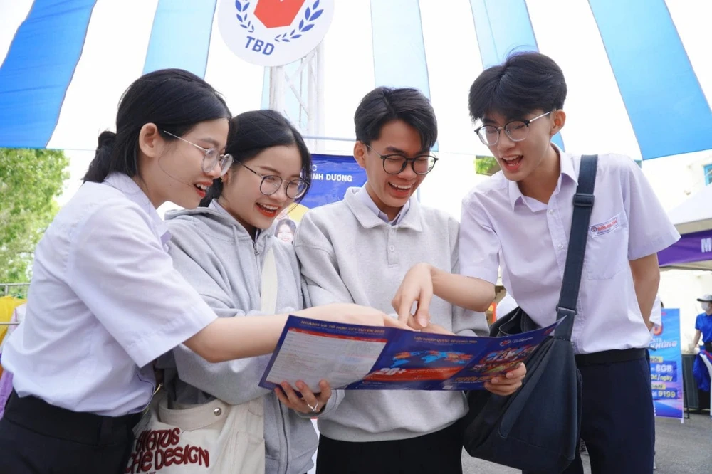 sinh viên trường đại học thái bình dương được tặng 100.000 đồng dịp quốc khánh 2-9