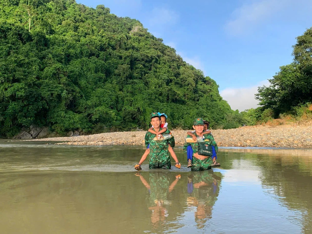 bộ đội biên phòng quảng trị lội suối cõng học sinh đến trường khai giảng năm học mới