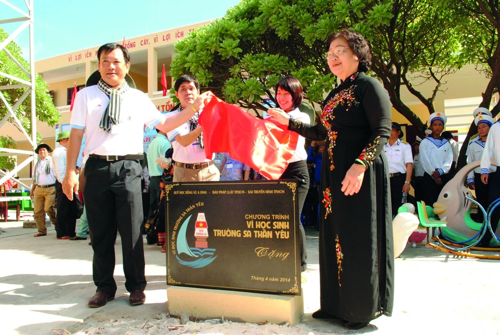 Quỹ học bổng vừ a dính