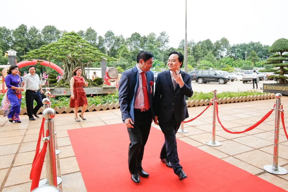 Cả ngàn ô tô của phụ huynh đỗ kín sân trường ở Đắk Lắk ảnh 3