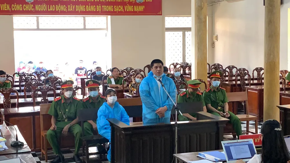 Vợ chồng bị cáo Lê Toàn Trung và Nguyễn Thúy Oanh. Ảnh: HẢI DƯƠNG Vợ chồng bị cáo Lê Toàn Trung và Nguyễn Thúy Oanh. Ảnh: HẢI DƯƠNG