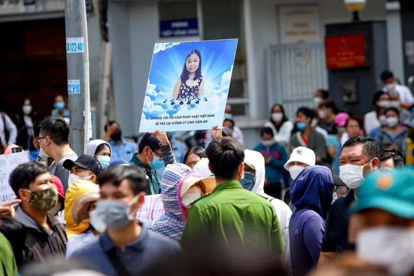 Rất đông người dân đến tòa với mong muốn vụ án được xử đúng người, đúng tội, đúng pháp luật để mang lại công bằng, công lý cho nạn nhân. Ảnh: NGUYỆT NHI Rất đông người dân đến tòa với mong muốn vụ án được xử đúng người, đúng tội, đúng pháp luật để mang lại công bằng, công lý cho nạn nhân. Ảnh: NGUYỆT NHI