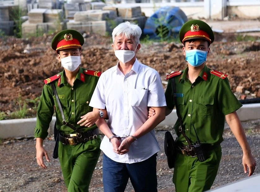 Các bị cáo đến TAND TP Hà Nội vào sáng nay, 15-8. Ảnh: B.TP