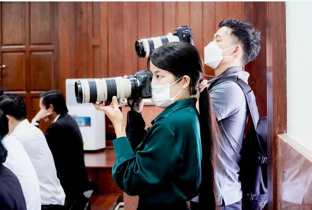 Phóng viên tác nghiệp tại một phiên tòa tại TAND TP.HCM. Ảnh: B.NN