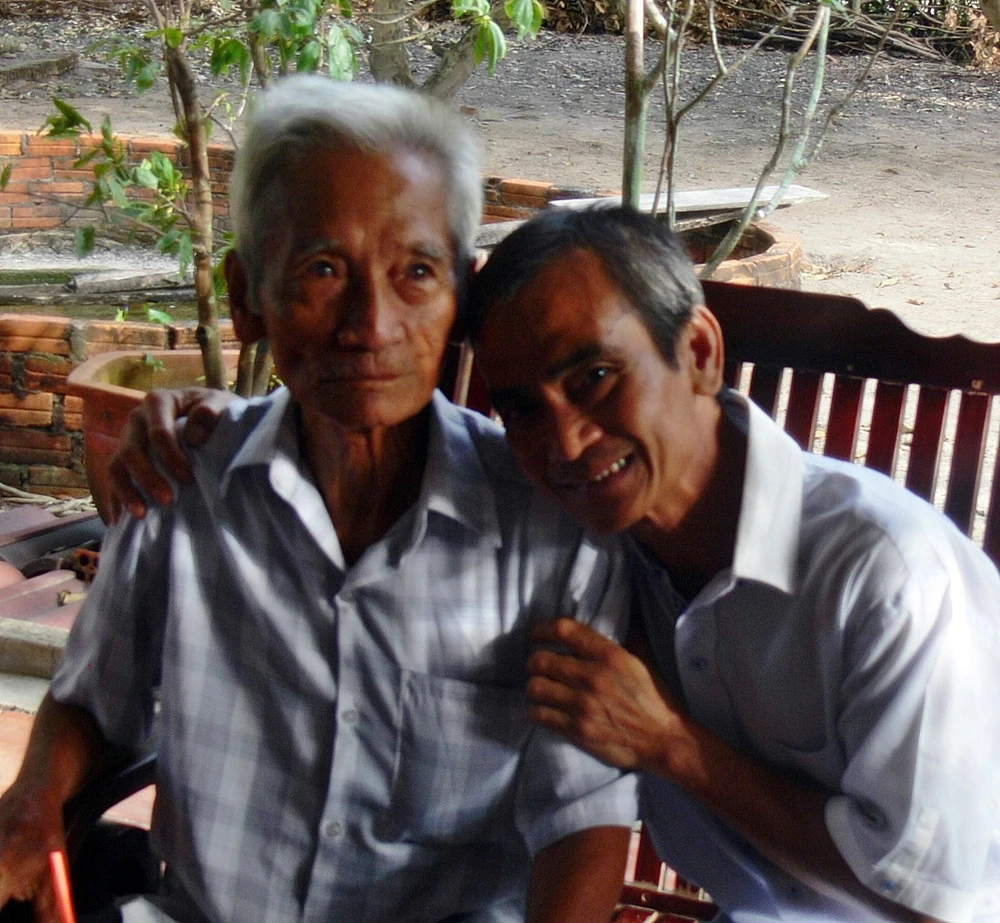 Đôi mắt nhìn xa xăm, buồn rười rượi của người cha - ông Huỳnh Văn Truyện - trong ngày tự do của Huỳnh Văn Nén - con trai ông. Ảnh: PHƯƠNG NAM