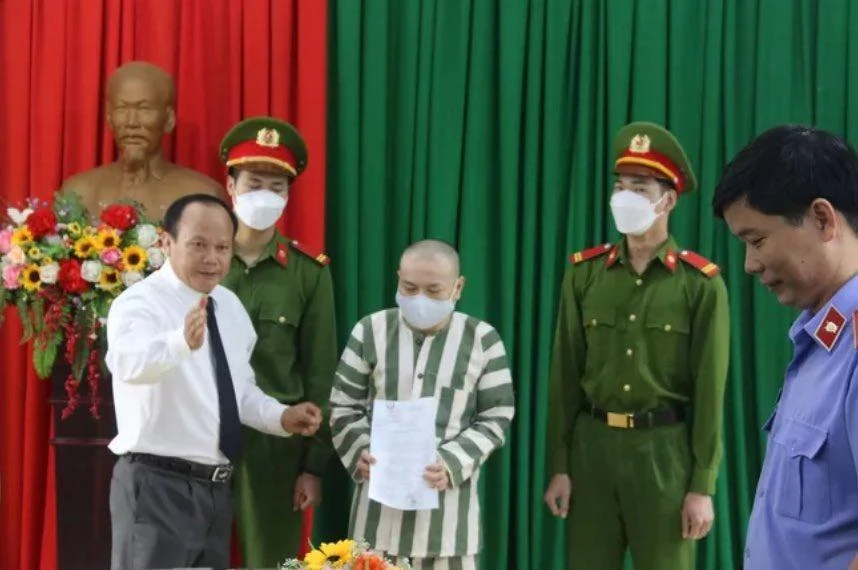 Phạm nhân Đặng Văn Hiến nhận quyết định của Chủ tịch nước ân giảm từ án tử hình xuống chung thân vào sáng nay, 16-9. Ảnh: NNCC