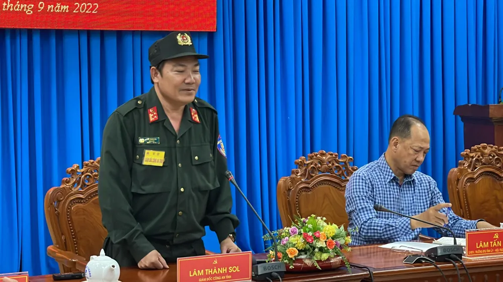 Đại tá Lâm Thành Sol, Giám đốc Công an tỉnh Sóc Trăng (đứng) tại buổi họp báo do Ban Tuyên giáo Tỉnh ủy Sóc Trăng phối hợp cùng các cơ quan liên quan tổ chức. Ảnh: CHÂU ANH Đại tá Lâm Thành Sol, Giám đốc Công an tỉnh Sóc Trăng (đứng) tại buổi họp báo do Ban Tuyên giáo Tỉnh ủy Sóc Trăng phối hợp cùng các cơ quan liên quan tổ chức. Ảnh: CHÂU ANH