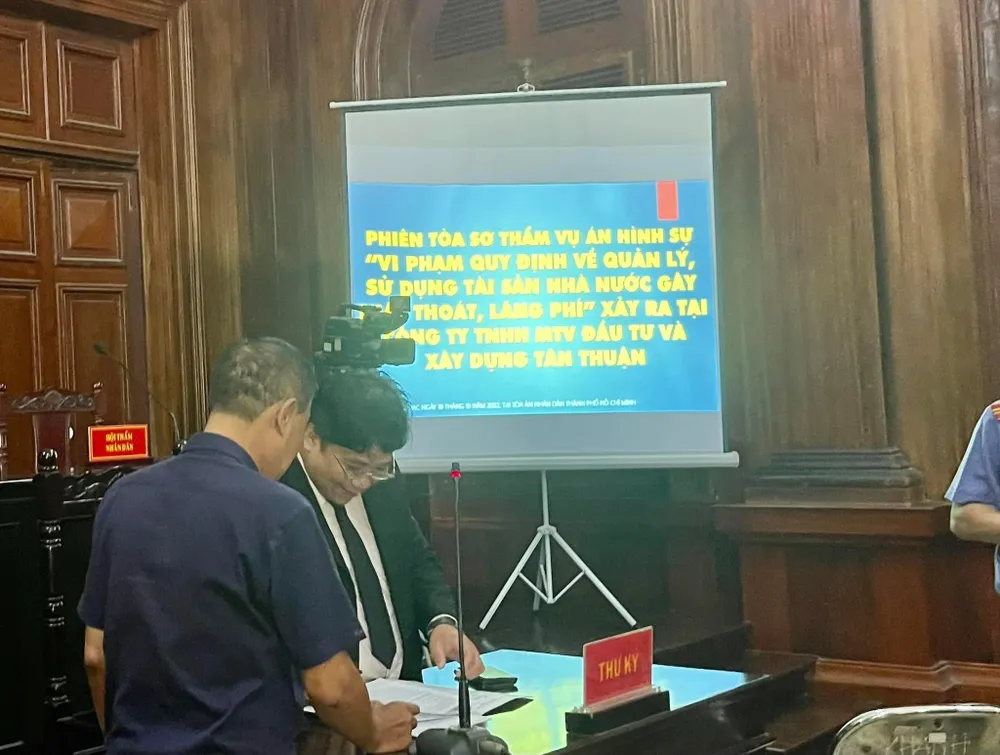 Thư ký làm thủ tục trước khi khai mạc phiên tòa. Ảnh: HOÀNG YẾN