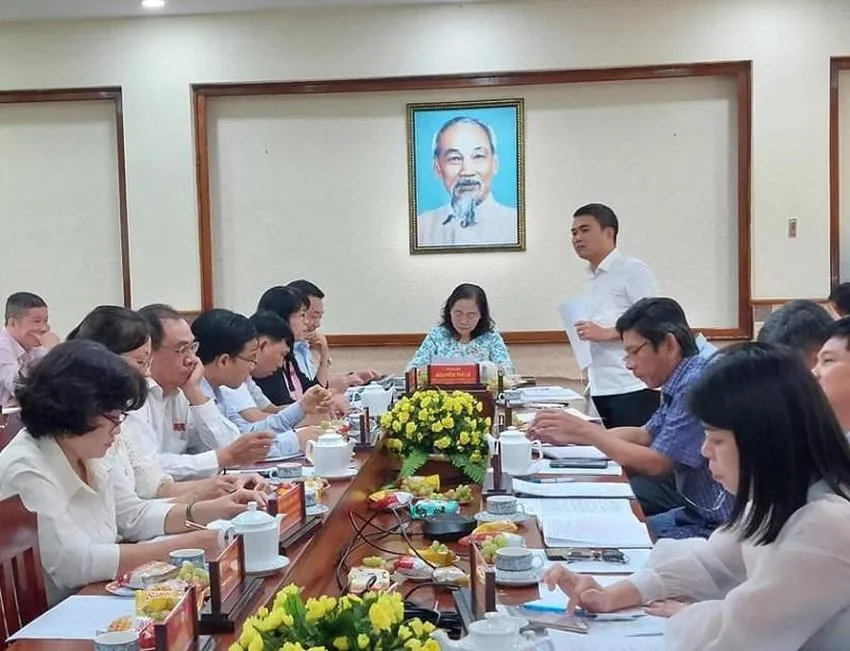 Tại buổi HĐND TP.HCM khảo sát thực tế về công tác bồi thường, hỗ trợ, tái định cư khi nhà nước thu hồi đất tại huyện Hóc Môn mới đây, Phó Chủ tịch UBND huyện Hóc Môn Nguyễn Văn Tuyên nói đơn giá đất bồi thường hiện nay chưa sát với giá thị trường. Ảnh: HĐND TP.HCM Tại buổi HĐND TP.HCM khảo sát thực tế về công tác bồi thường, hỗ trợ, tái định cư khi nhà nước thu hồi đất tại huyện Hóc Môn mới đây, Phó Chủ tịch UBND huyện Hóc Môn Nguyễn Văn Tuyên nói đơn giá đất bồi thường hiện nay chưa sát với giá thị trường. Ảnh: HĐND TP.HCM