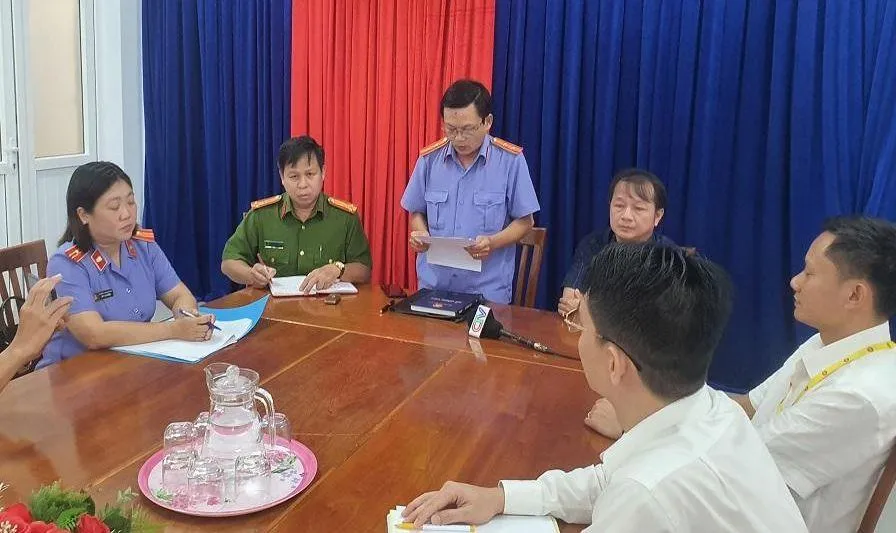 VKS tổ chức buổi xin lỗi công khai người bị oan là anh Huỳnh Thanh Lam. Ảnh: TRẦN VŨ VKS tổ chức buổi xin lỗi công khai người bị oan là anh Huỳnh Thanh Lam. Ảnh: TRẦN VŨ