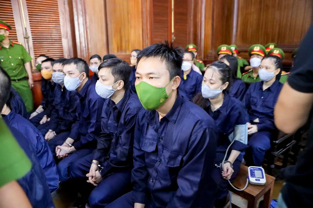 Một số bị cáo đồng phạm với Nguyễn Thái Luyện. Ảnh: NGUYỆT NHI