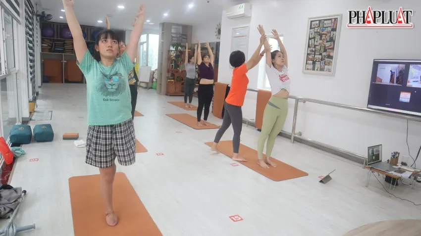 Em Trần Thị Hồng sau một thời gian ngắn tập Yoga đã có thể đứng một chân dù bàn chân phải không lành lặn. Ảnh:TK Em Trần Thị Hồng sau một thời gian ngắn tập Yoga đã có thể đứng một chân dù bàn chân phải không lành lặn. Ảnh:TK