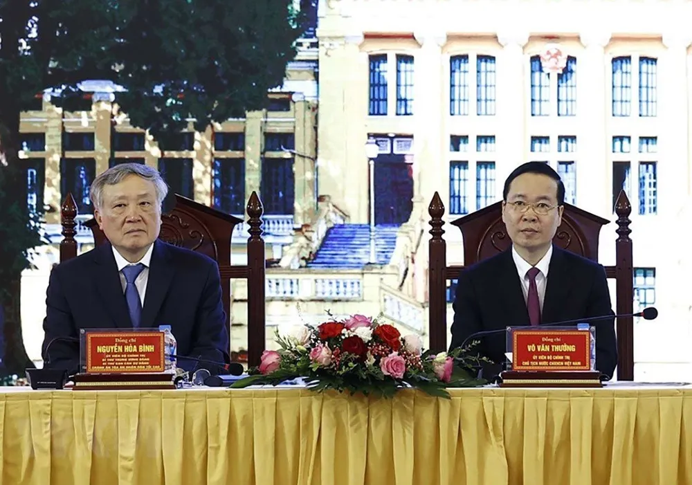 Chủ tịch nước Võ Văn Thưởng (phải) và Chánh án TAND Tối cao Nguyễn Hòa Bình (trái) tại buổi làm việc. Ảnh: TTXVN