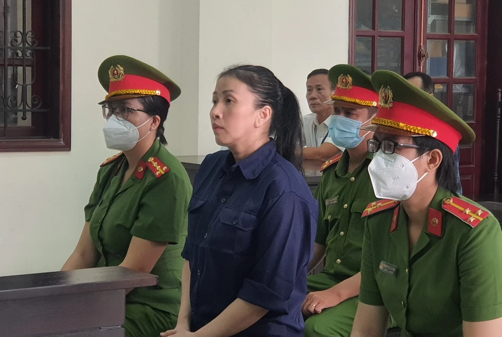 Bị cáo Nguyễn Thị Bích Thuỷ (được biết đến là chủ Fanpage và kênh Youtube “Bích Thuỷ TV”) tại tòa sáng 11-4. Ảnh: SONG MAI