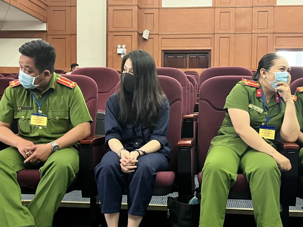 Dù rút kháng cáo trước phiên xử, Nguyễn Võ Quỳnh Trang vẫn được dẫn giải tới tòa.