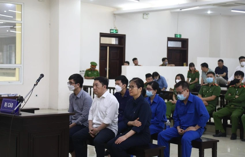 Bị cáo Hoàng Thị Thúy Nga (áo đen, hàng đầu), cựu Phó TGĐ Công ty AIC tại phiên tòa phúc thẩm. Ảnh: THU TRANG