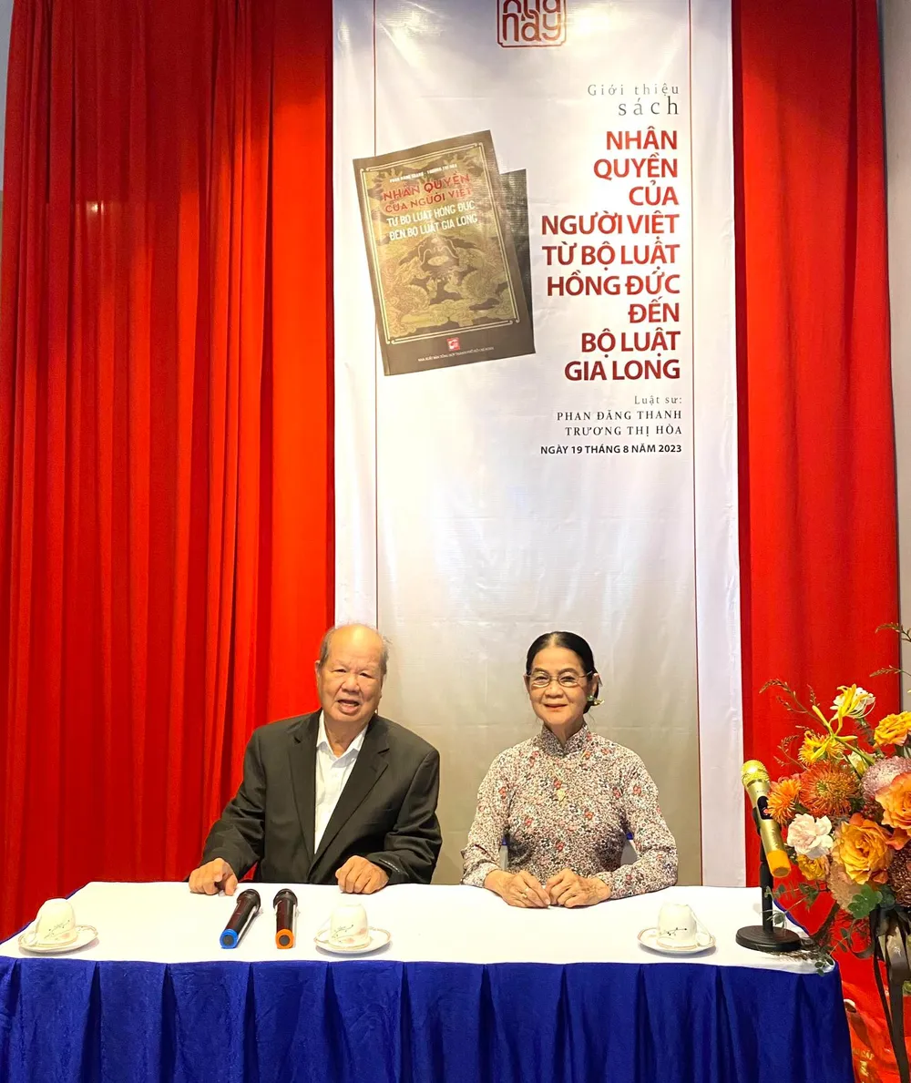 TS-LS Phan Đăng Thanh và LS Trương Thị Hoà tại buổi giới thiệu sách Nhân quyền của người Việt từ Bộ luật Hồng Đức đến Bộ luật Gia Long vào sáng nay (19-8). Ảnh: DI LINH