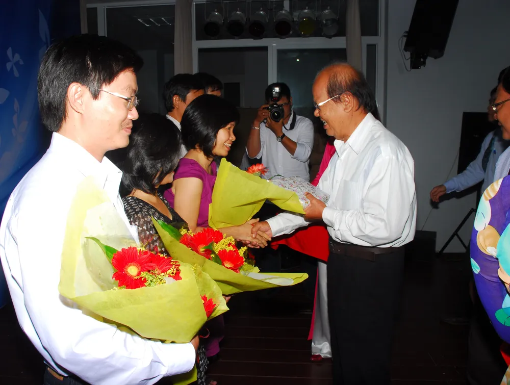 LS Phan Đăng Thanh luôn tặng sách (do ông và LS Trương Thị Hòa là tác giả) và hoa cho các phóng viên, biên tập viên báo Pháp Luật TP.HCM đạt giải báo chí, ngay khi ông còn công tác ở báo hay lúc đã nghỉ hưu. Ảnh: HTD