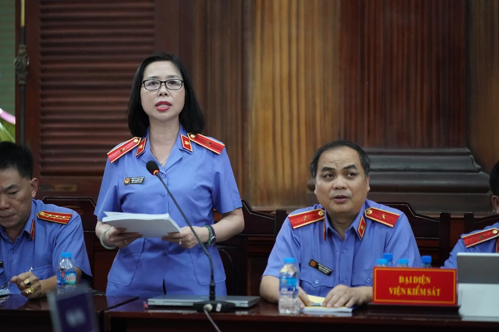 Đại diện VKS giữ quyền công tố tại tòa đang đọc cáo trạng. Ảnh: SGGP vks.jpg