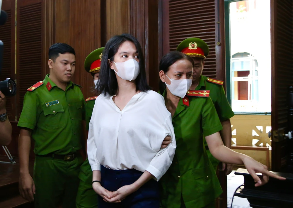 Ngọc Trinh khi ra tòa. Ảnh: HOÀNG GIANG trang-phuc-bi-cao.jpg