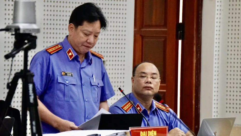 Đại diện VKS đang luận tội và đề nghị mức án đối với các bị cáo. Ảnh: NGỌC SƠN do-huu-ca-1.jpg