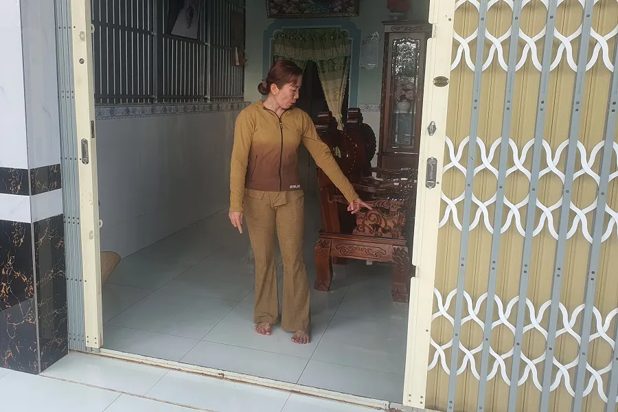 dùng răng cắn người