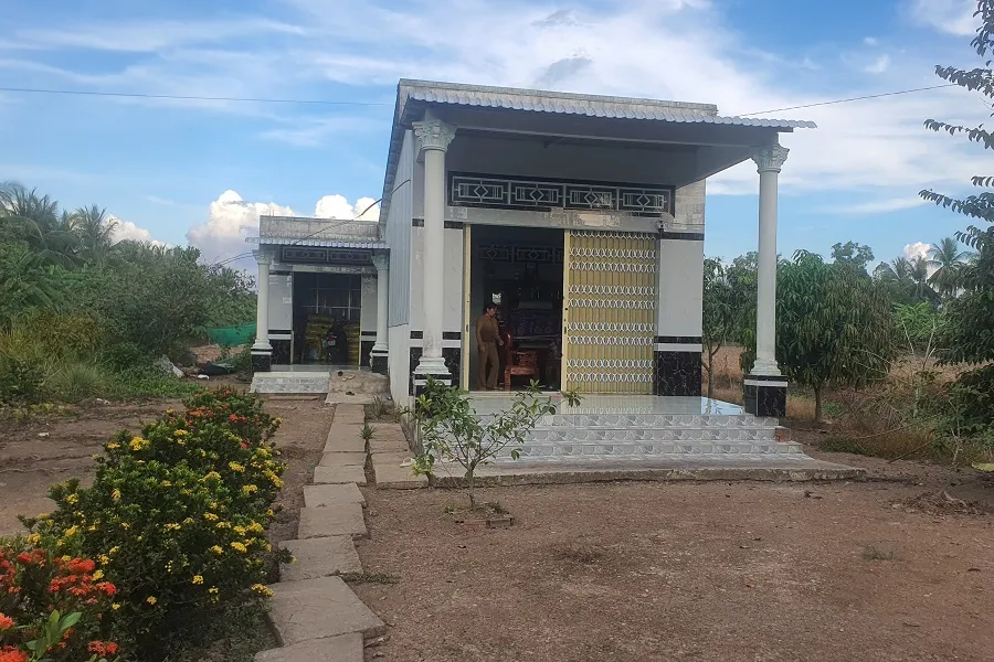 dùng răng cắn người