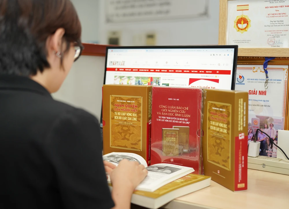 Cuốn Nhân quyền của người Việt từ Bộ luật Hồng Đức đến Bộ luật Gia Long vừa được tái bản. Ảnh: MINH HOÀNG sach.jpg